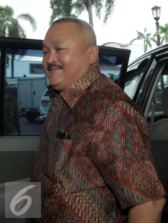 Senyum Alex Noerdin saat keluar dari mobil di Gedung Kejagung, Jumat (29/4). Alex Noerdin diperiksa sebagai saksi terkait kasus dugaan penyelewengan dana bantuan sosial (bansos) senilai Rp12 triliun tahun 2013. (Liputan6.com/Helmi Afandi)