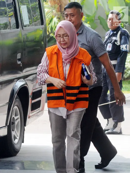 Anggota DPRD Kota Malang Heri Pudji Utami tiba untuk menjalani pemeriksaan lanjutan di gedung KPK, Jakarta, Selasa(8/5). Utami diperiksa sebagai tersangka terkait dugaan suap pembahasan APBD-P Pemkot Malang Tahun 2015. (Merdeka.com/Dwi Narwoko)