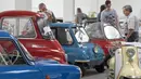 Para pengunjung melihat koleksi mobil klasik "mini" yang dipamerkan di aula rumah lelang Dorotheum di Wina, Austria, pada 8 Juli 2020. Warga dapat melihat koleksi mobil tersebut di Dorotheum Motor Vehicle Centre secara gratis dari Senin hingga Jumat. (Xinhua/Guo Chen)