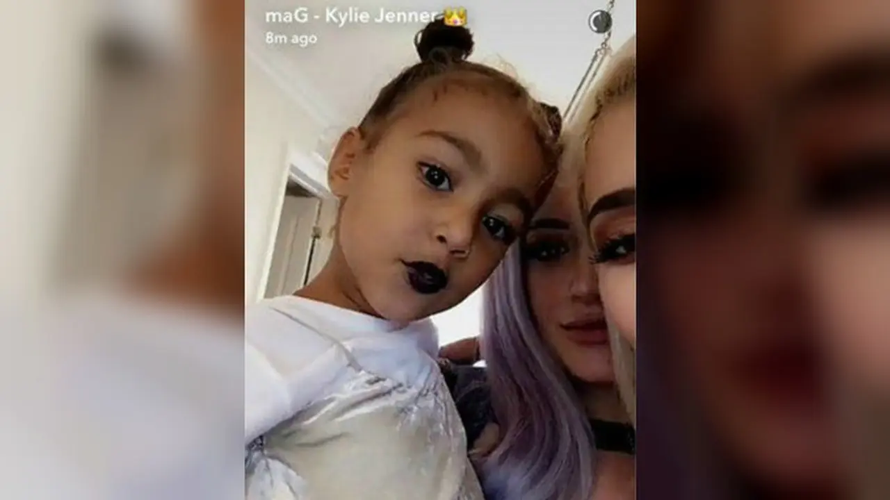 North West dan tante-tantenya saat menggunakan makeup (Snapchat/Kaylie Jenner)