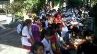 Para guru dan siswa SDN 12 Sanur, Bali, menggelar sembahyang di lapangan sekolah, mendoakan agar Angeline segera ditemukan. (Liputan6.com/Dewi Divianta)