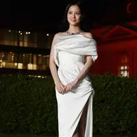 Jisoo Blackpink hadir di gala Cartier di Kyoto pada 13 Oktober 2026, mengenakan gaun putih Vivienne Westwood dan kalung Stellara dengan safir 41,01 karat. (@hypebeastjp)