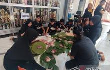 Siswa Kudus Edukasi Pembungkus Daging Kurban Ramah Lingkungan: Daun Jati dan Besek Jadi Pilihan Utama