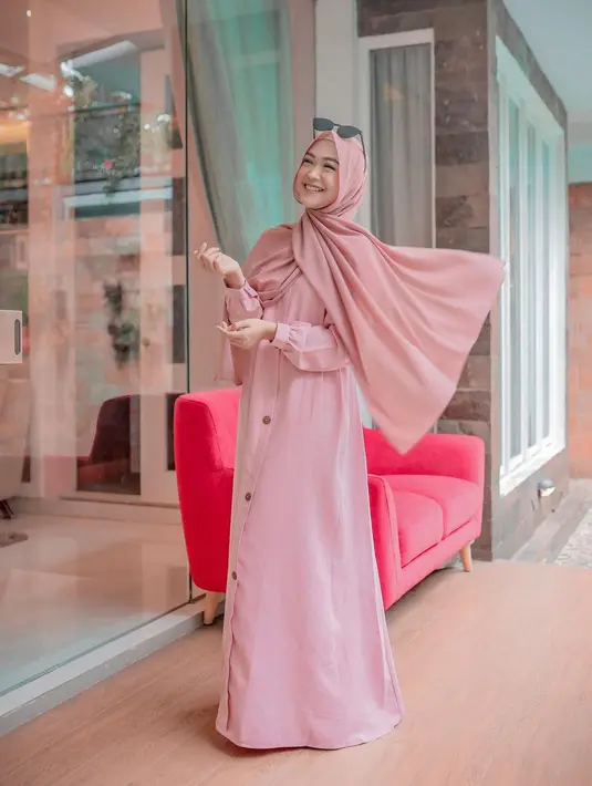 Meskipun selebrasi wisuda dilakukan secara virtual, Ria Ricis tak mempermasalahkannya. Namun ada saja perasaan sedikit sedih tidak bisa bertemu teman-teman yang lainnya dan merayakan secara langsung. (Instagram/riaricis1795)