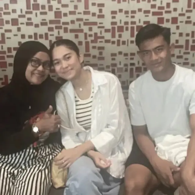 Suami Cetak Gol, Ini 6 Potret Azizah Salsha Dukung Pratama Arhan di Stadion Manahan