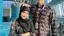 Bersama sang kakak, Fuji membagikan momen keberangkatannya dengan mengenakan gamis bermotif. [Instagram/@fuji_an]