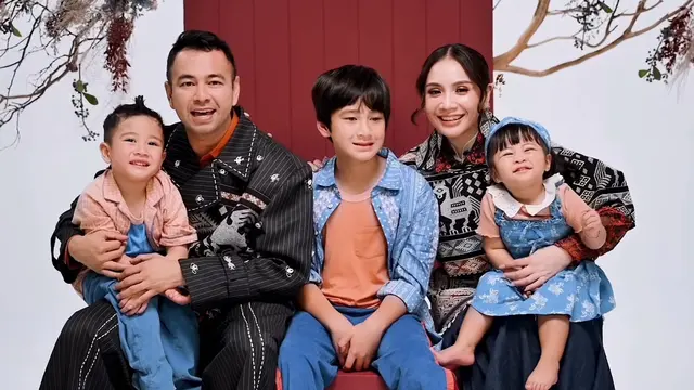 Tampilan kompak Nagita Slavina bersama anak angkatnya. [@raffinagita1717]