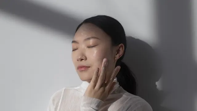 Tips Memilih Cleanser yang Tepat Sesuai Jenis Kulit (photo by freepik.com)