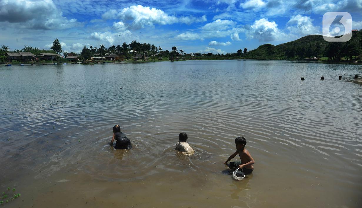 Anak-anak Ini Habiskan Libur Sekolah dengan Mencari Kerang