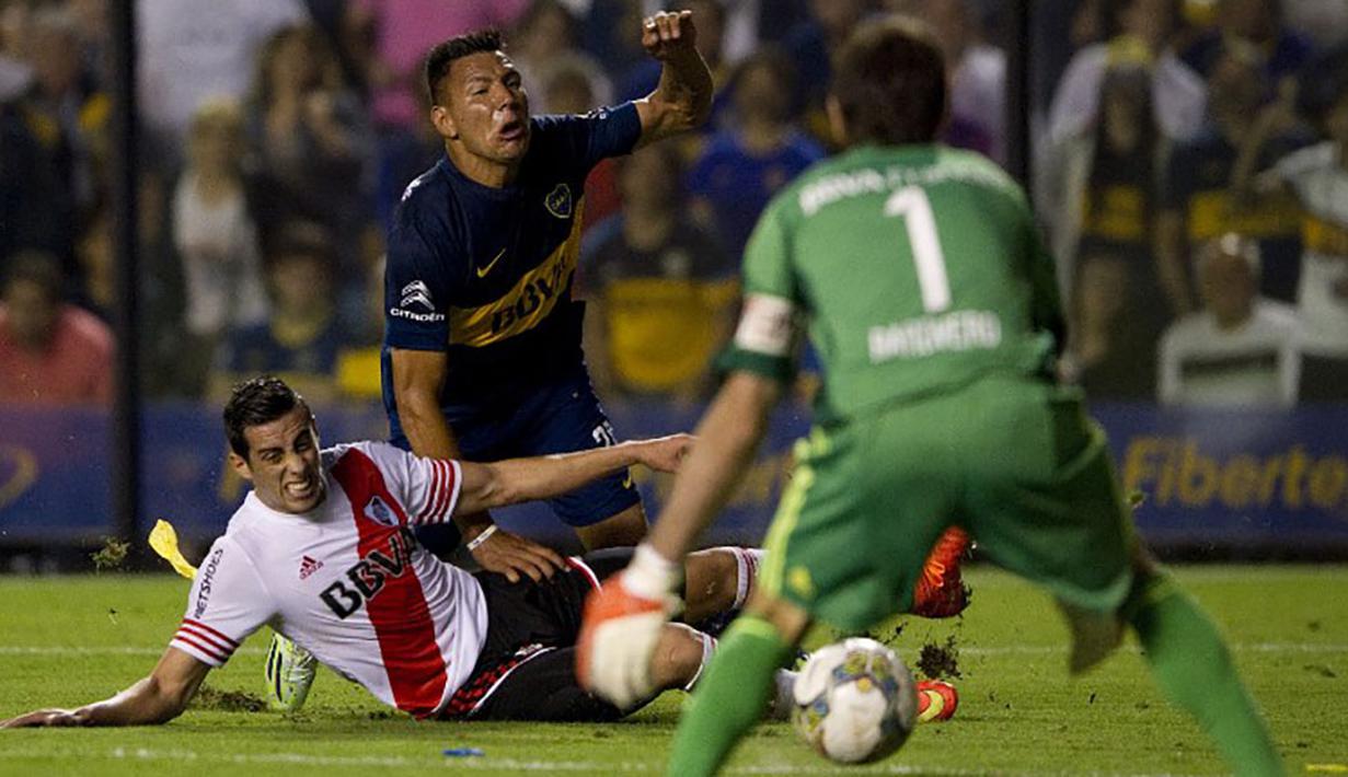 Ramiro Funes Mori melakukan tekel pada laga Copa Sudamericana di Buenos Aires, Kamis (20/11/2014). Bek Argentina itu menjadi pembelian termahal bagi Everton pada musim ini. (AFP Photo/Alejandro Pagni)