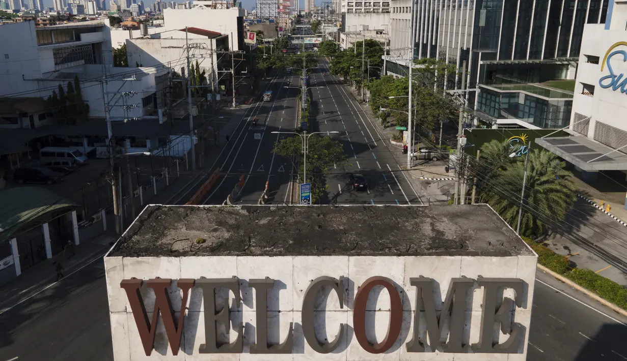 Bundaran Welcome Rotonda yang hampir kosong terlihat saat pemerintah menerapkan lockdown ketat untuk mencegah penyebaran COVID-19 pada Jumat Agung di Manila, Filipina, Jumat (2/4/2021). Lockdown dilakukan di Manila dan beberapa daerah lainnya. (AP Photo/Aaron Favila)