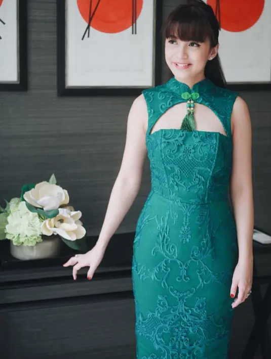 Terlihat seperti anak kuliahan kan? Chelsea memakai dress berbahan brokat yang warnanya hijau toska. Tatanan rambut panjangnya pun berhasil membuat penggemarnya makin senang melihatnya. (Instagram/chelseaolivia)