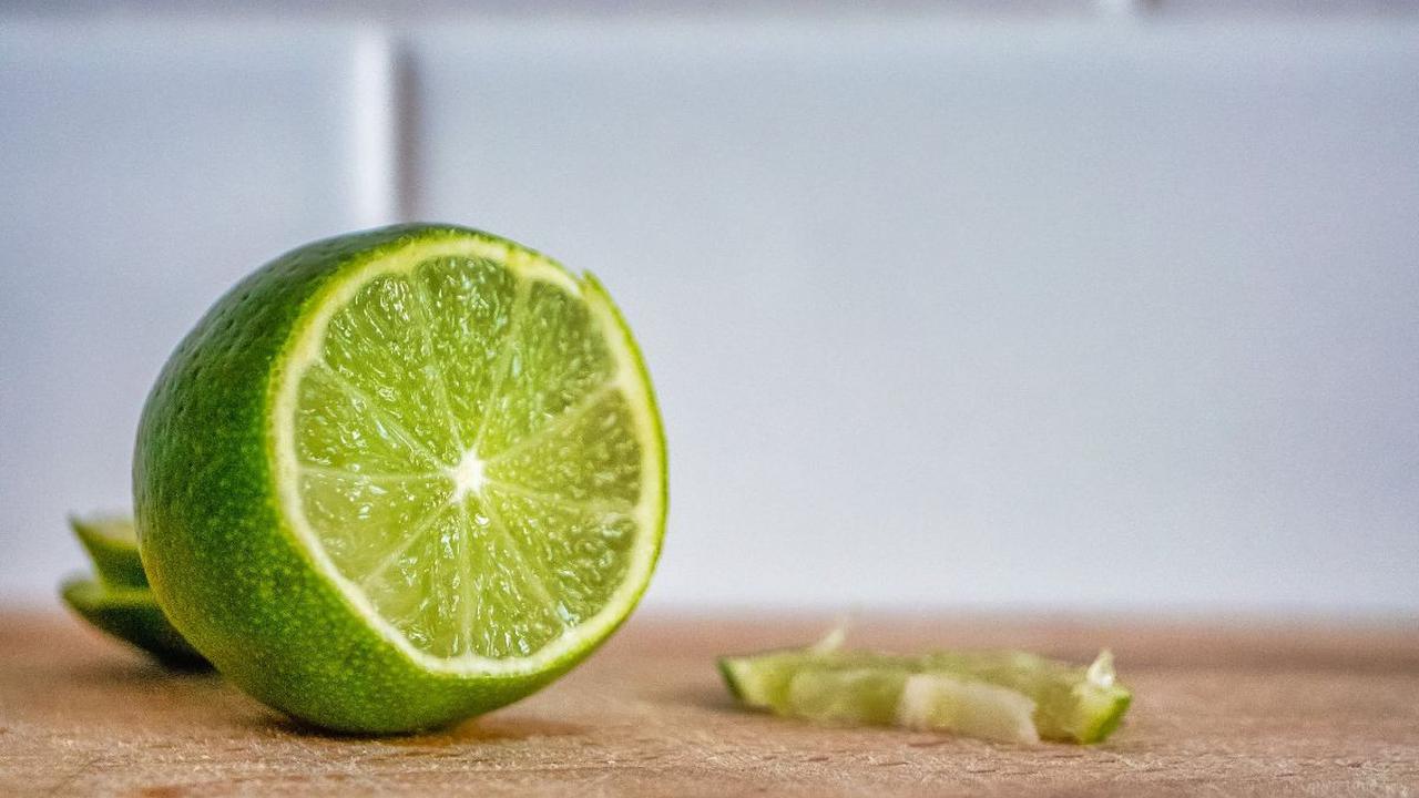 Caranya cukup mudah, campurkanlah 3 sendok makan air mendidih dan lemon dengan 2 sendok makan madu, lalu oleskan pada bibir, kemudian diamkan selama 10-15 menit.