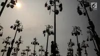 Suasana lomba panjat pinang Kolosal dalam rangka merayakan HUT ke 72 RI di Pantai Karnaval Ancol, Jakarta, Kamis (17/8). Sebanyak 172 batang pohon pinang disediakan untuk warga dengan berbagai macam hadiah menarik. (Liputan6.com/Faizal Fanani)