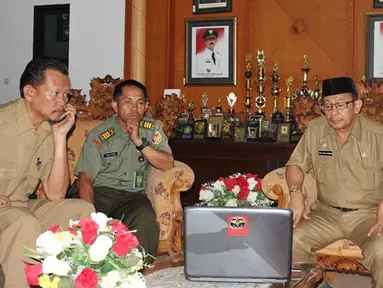 Citizen6, Gowa: Kepala Tim Peninjau Ekspedisi NKRI 2013 Koridor Sulawesi, Kolonel Inf. Echsan Sutadji diterima Sekretaris Daerah Kab Gowa, H Muh Yusuf Sommeng di ruang kerja Sekda Kantor Bupati Gowa, Sungguminasa ,Rabu (10/10). (Pengirim: Penkopassus).