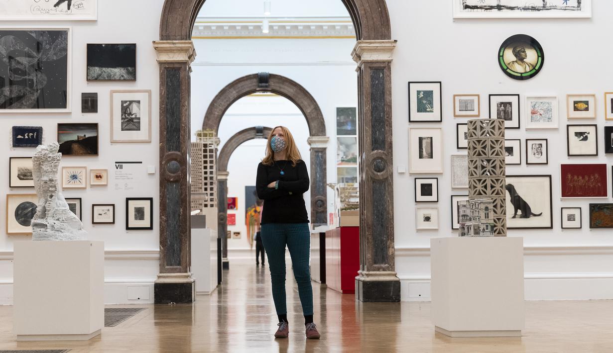 Staf mengamati karya seni dalam pratinjau Pameran Musim Panas di Royal Academy of Arts, London, Inggris, 28 September 2020. Diadakan setiap tahun sejak 1769, Pameran Musim Panas Royal Academy of Arts untuk pertama kalinya akan berlangsung pada musim gugur akibat pandemi COVID-19. (Xinhua/Han Yan)