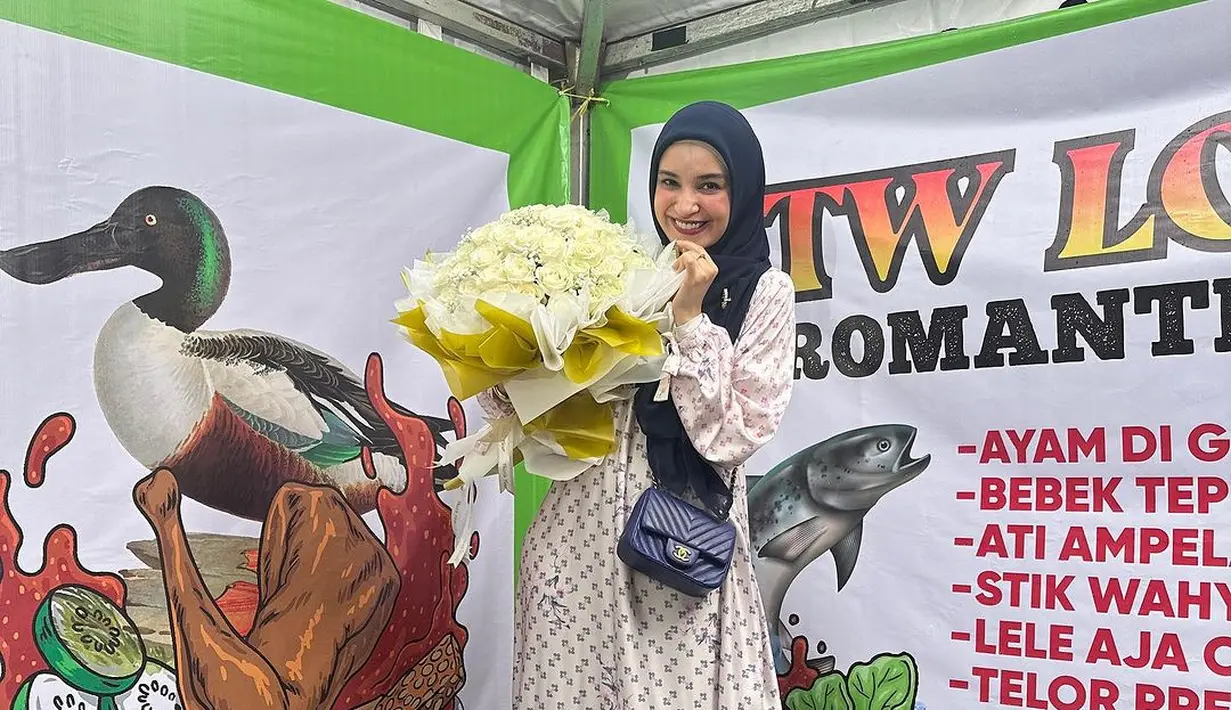 Ia melengkapi penampilannya dengan mini bag chanel hitam.  [@shireensungkar]