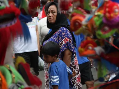 Warga melihat pernak pernik mainan yang dijual di area Festival Pecinan 2019 di kawasan jalan Pancoran, Glodok, Jakarta, Rabu (20/2). Festival Pecinan 2019 digelar untuk memeriahkan perayaan Imlek dan Cap Go Meh. (Liputan6.com/Helmi Fithriansyah)