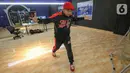 Instruktur mengajar murid street dance genre hip hop secara virtual di O2dance School, BSD Nusa Loka, Tangerang Selatan, Sabtu (20/6/2020). Sejak bulan Maret murid-murid berlatih di rumah secara vitual guna mencegah penyebaran virus Covid-19. (Liputan6.com/Fery Pradolo)