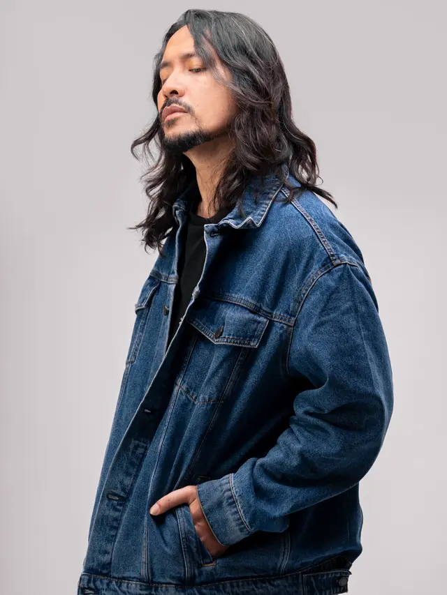 Penyanyi Marcello Tahitoe atau yang akrab disapa Ello sampaikan pesan hangat untuk saling mengasihi sesama manusia lewat lagu "Kita Sama Kita Manusia". (Foto: SABS Indonesia)