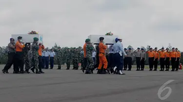 Dua jenazah perempuan korban pesawat AirAsia QZ8501 saat akan diterbangkan ke Surabaya dari Lanud Iskandar, Rabu (7/1). (Liputan6.com/Andrian M Tunay)