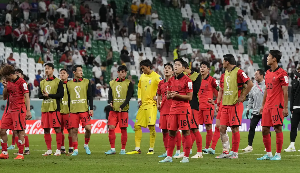 Timnas Korea Selatan harus menerima kenyataan pahit saat dikalahkan Ghana 2-3 di pertandingan kedua Grup H Piala Dunia 2022 yang berlangsung di Education City Stadium, Senin (28/11/2022). (AP Photo/Lee Jin-man)
