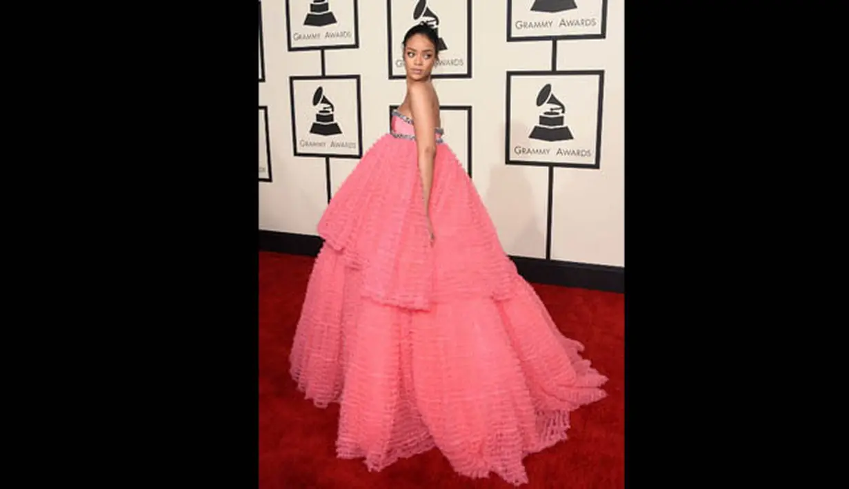 Rihanna saat berpose di karpet merah Grammy Awards ke-57 di Staples Center, Los Angeles, AS, Minggu (8/2/2015). (Jason Merritt/Getty Images/AFP)