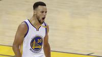 Pemain Golden State Warriors, Stephen Curry, saat pertandingan melawan Cleveland Cavaliers dalam Final NBA gim kedua di Oracle Arena, Oakland, California, AS, 4 Juni 2017.( EPA/Monica Davet)