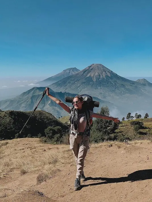 Selain pantai, rupanya Annette juga suka mendaki gunung. Pemeran Thalia dalam film Menjelang Magrib ini makin keren dengan perlengkapan mendakinya. Mulai dari outfit, tas carrier, sepatu gunung hingga kacamata membuat penampilannya jadi makin menarik. Biasa tampil feminin, Annette juga bisa tampil tomboi saat mendaki. (Liputan6.com/IG/@annetteedoarda)