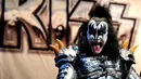 Musisi Gene Simmons dari grup rock KISS hadir pada sebuah konferensi pers untuk mengumumkan KISS dan Def Leppard "2014 Heroes Tour" di House of Blues pada tanggal 17 Maret 2014 di West Hollywood, California. (AFP Phto/Kevin Winter)