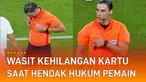 Sang pengadil bertanya pada sejumlah pemain, seolah kartu dicuri seseorang.