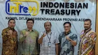 Direktur Utama PT Bank Muamalat Indonesia Tbk Indra Falatehan (kedua kiri) dalam kunjungan ke Aceh belum lama ini. (Dok Muamalat)