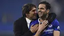 Pelatih Chelsea, Antonio Conte, bersama Cesc Fabregas merayakan kemenangan atas Watford pada laga Premier League di Stadion Stamford Bridge, London, Senin (15/5/2017). Chelsea menang 4-3 atas Watford. (AFP/Ben Stansall)