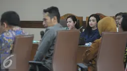 Ekspresi Dessy Ariyanti Edwin (kiri) dan Julia Prasetyarini (tengah) saat menjalani persidangan di Pengadilan Tipikor, Jakarta, Kamis (21/7). Keduanya adalah terdakwa kasus dugaan suap proyek di Kemen PUPR. (Liputa6.com/Helmi Afandi)