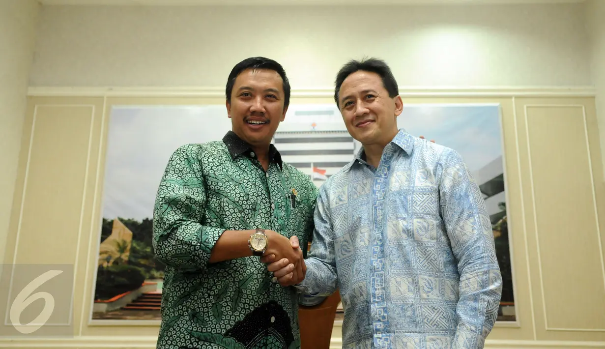 Menpora, Imam Nahrawi bersalaman dengan Kepala Badan Ekonomi Kreatif (Barekraf) Triawan Munaf usai memberikan keterangan terkait revisi logo dan maskot Asian Games 2018 di Kemenpora, Jakarta, Rabu (6/1/2016). (Liputan6.com/Helmi Fithriansyah)