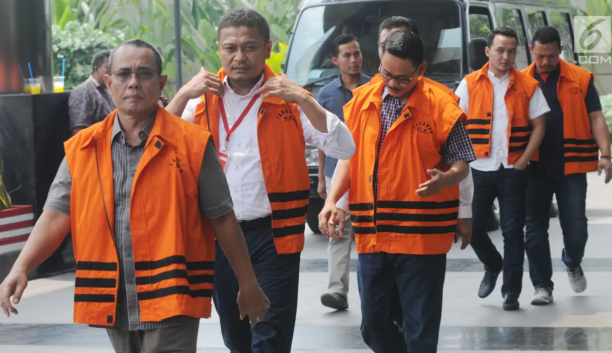 Sejumlah tersangka KPK berjalan bersama saat akan menjalani pemeriksaan di Gedung KPK, Jakarta, Jumat (14/9). Mereka menjalani pemeriksaan dengan berbagai kasus korupsi yang berbeda. (Merdeka.com/Dwi Narwoko)