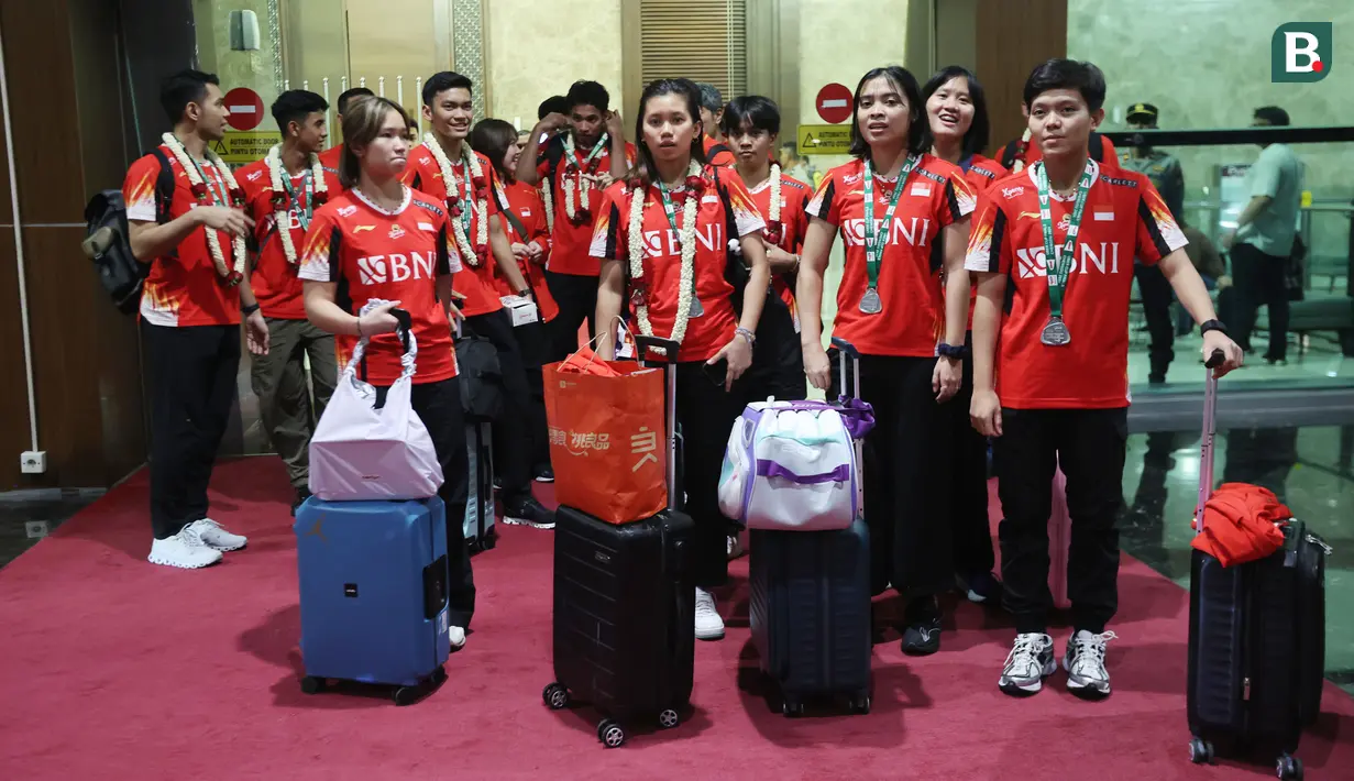 Tim bulu tangkis putri Indonesia untuk Uber Cup 2024 tiba di Gedung VVIP Terminal 3 Bandara Soekarno Hatta, Tangerang, Banten, Senin (06/05/2024). (Bola.com/M Iqbal Ichsan)