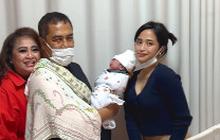Momen Bahagia Wakapolri Komjen Agus Dikaruniai Cucu Pertama, Sumeringah Langsung Timang-Timang