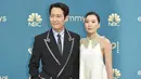<p>Lee Jung Jae dan Lim Se Ryung di Emmy Awards 2022. (Foto: Richard Shotwell/Invision/AP)</p>