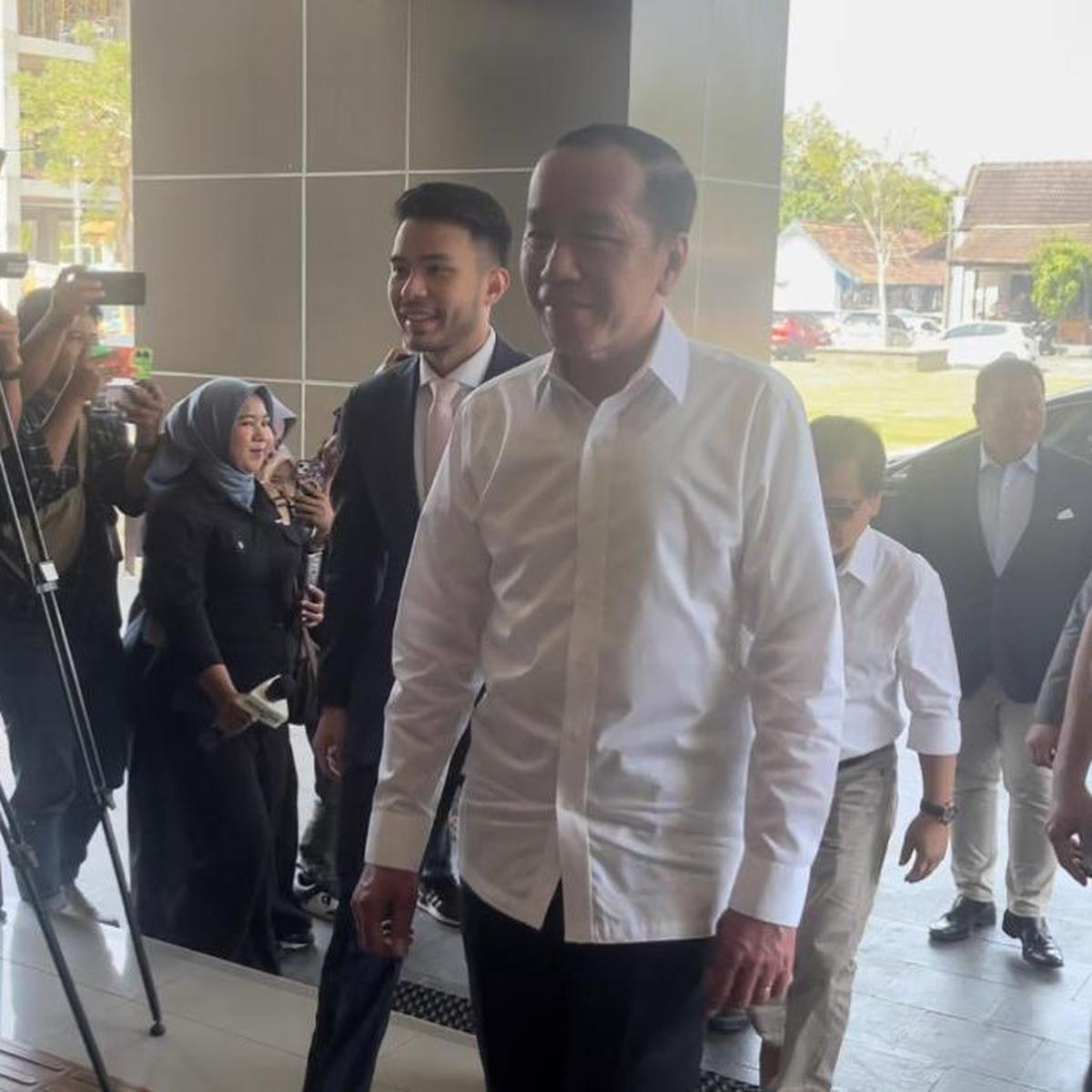 Jokowi bawa ijazah asli UGM