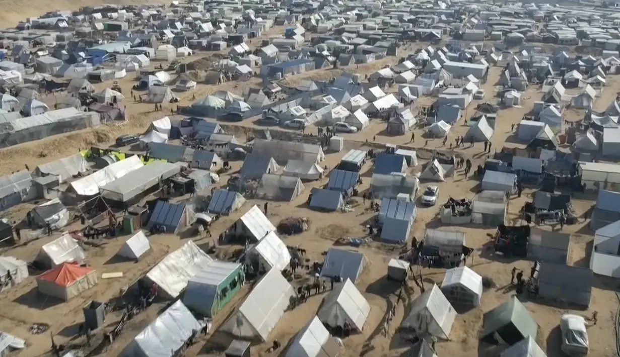Mereka melarikan diri dari pengeboman Israel di pusat jalur tersebut. (AP Photo)