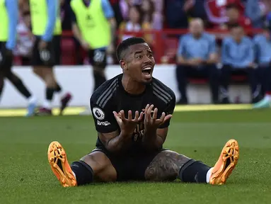 Pemain Arsenal Gabriel Jesus memberi isyarat saat pertandingan sepak bola Liga Inggris antara Nottingham Forest dan Arsenal di City Ground, Nottingham, Inggris, Sabtu (20/5/2023). (AP Photo/Rui Vieira)