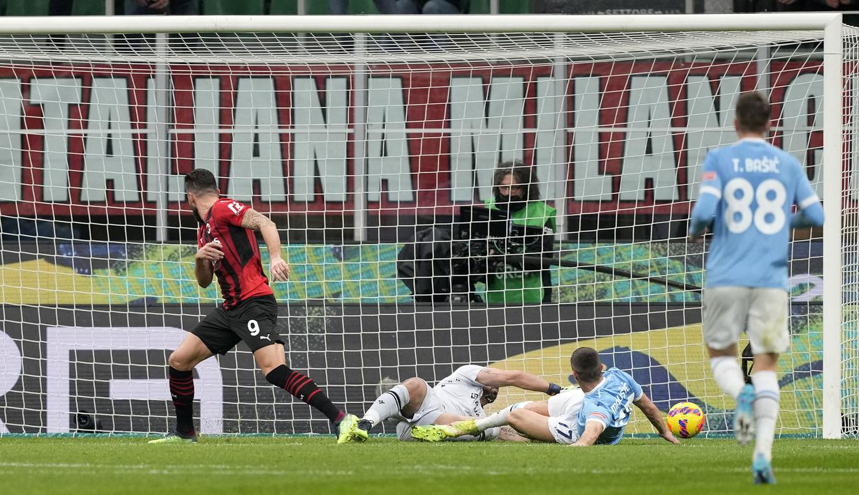 Olivier Giroud sukses menambah keunggulan AC Milan menjadi menjadi 3-0 usai menceploskan dua gol ke gawang Lazio yang di kawal Pepe Reina. Hal tersebut terjadi tepatnya pada menit ke-41 dan di waktu tambahan babak pertama. (AP/Antonio Calanni)