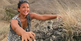 Setelah tiga pekan, Nirina Zubir masih dinyatakan Positif terkena Covid-19, sedangkan suami dan anak-anaknya sudah negatif dari virus tersebut. (Instagram/nirinazubir_)