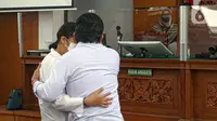 Terdakwa kasus pembunuhan Brigadir Yosua Hutabarat atau Brigadir J, Ferdy Sambo (kanan) berpelukan dengan istrinya yang juga terdakwa Putri Candrawathi (kiri) saat mengikuti sidang lanjutan di Pengadilan Negeri Jakarta Selatan, Jakarta, Selasa (13/12/2022). Sidang tersebut beragendakan mendengarkan kesaksian tiga orang saksi yakni Richard Eliezer, Ricky Rizal, dan Kuat Ma'ruf. (Liputan6.com/Faizal Fanani)