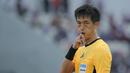 Wasit Ko Hyung-jin meniup peluit saat laga lanjutan BRI Super League 2025/2026 antara Persita melawan Borneo di Indonesia Arena, Tangerang, Banten, Jumat (09/01/2026). (Bola.com/Bagaskara Lazuardi)