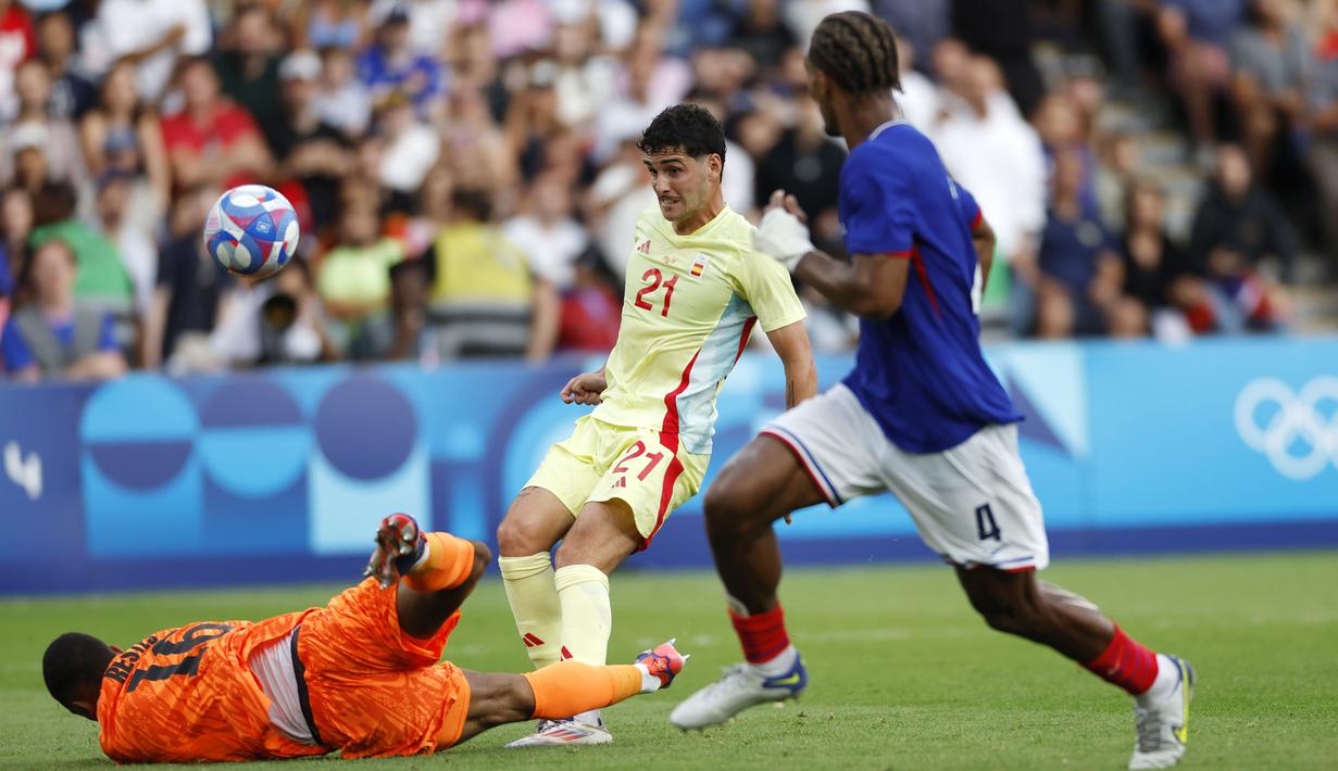 Sementara lima gol Spanyol datang dari brace Fermin Lopes dan Sergio Camello, serta tendangan bebas Alex Baena. (AP Photo/Aurelien Morissard)