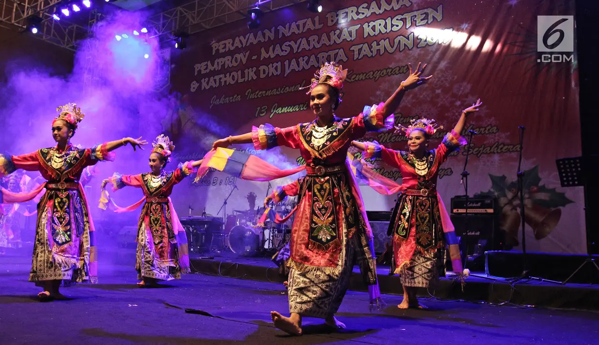 Tarian Betawi mengiringi perayaan Natal bersama Pemprov masyarakat Kristen dan Katholik DKI Jakarta di Kemayoran Jakarta, Sabtu (13/1). Perayaan Natal mengambil tema Hendaklah Damai Sejahtera Kristus Memerintah Dalam Hatimu (Liputan6.com/Herman Zakharia)