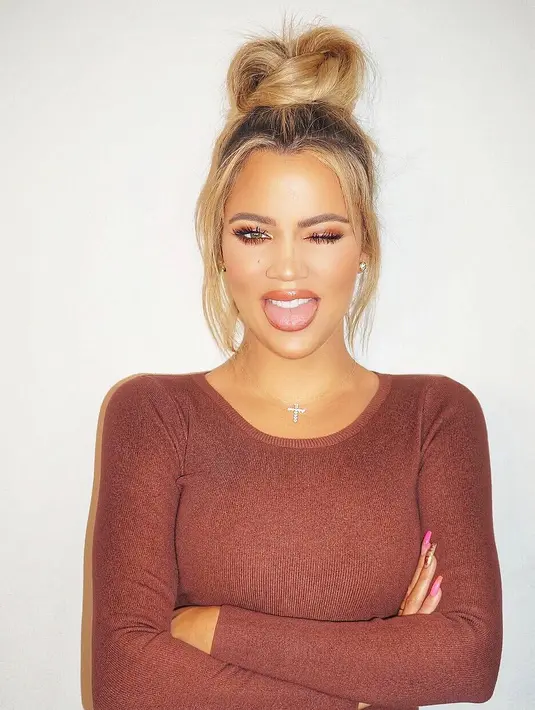 Tidak seperti sang adik, Kyli Jenner, Khloe tak malu memperlihatkan kehamilannya saat ini. Bahkan, terlihat dari unggahannya Khloe tidak menutup-nutupi tubuhnya yang sedang berbadan dua. (Instagram/khloekardashian)