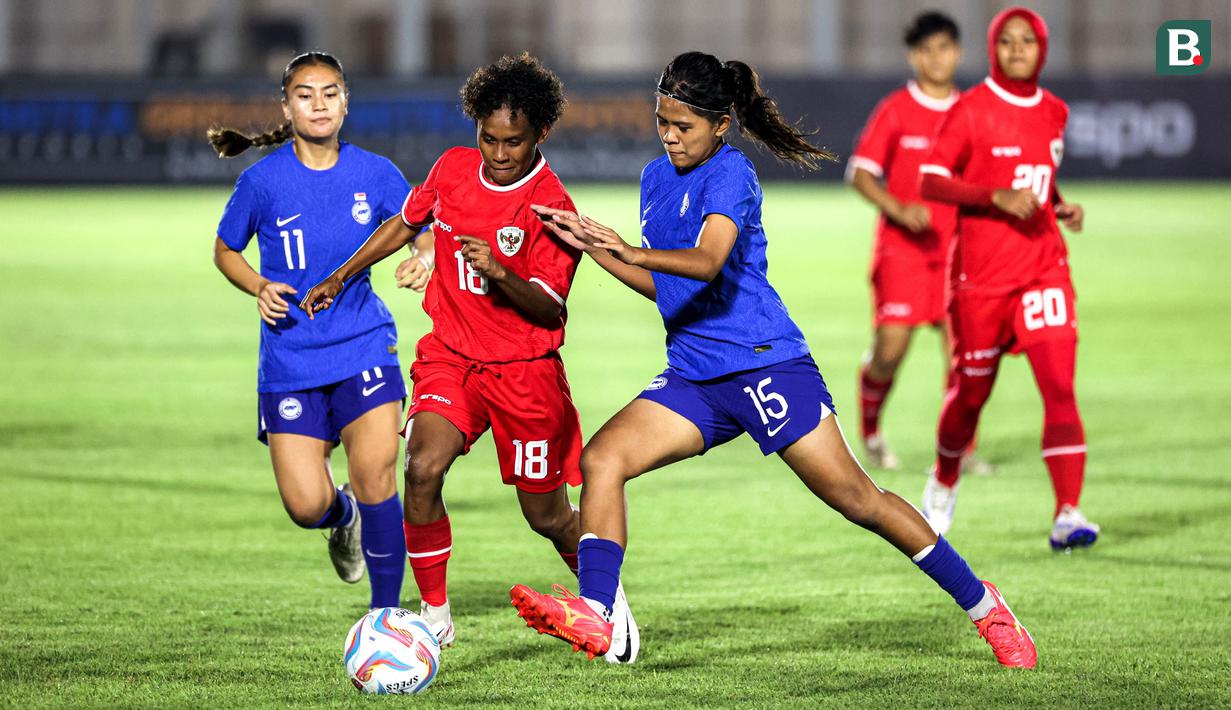 <p>Pemain Timnas Putri Indonesia, Marcela Awi, berusaha melewati pemain Singapura dalam laga uji coba di Stadion Madya, Senayan, Jakarta, Selasa, (28/5/2024). (Bola.com/Bagaskara Lazuardi)</p>